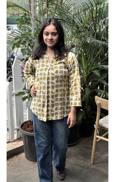Yellow elephant print middle pleat shirt